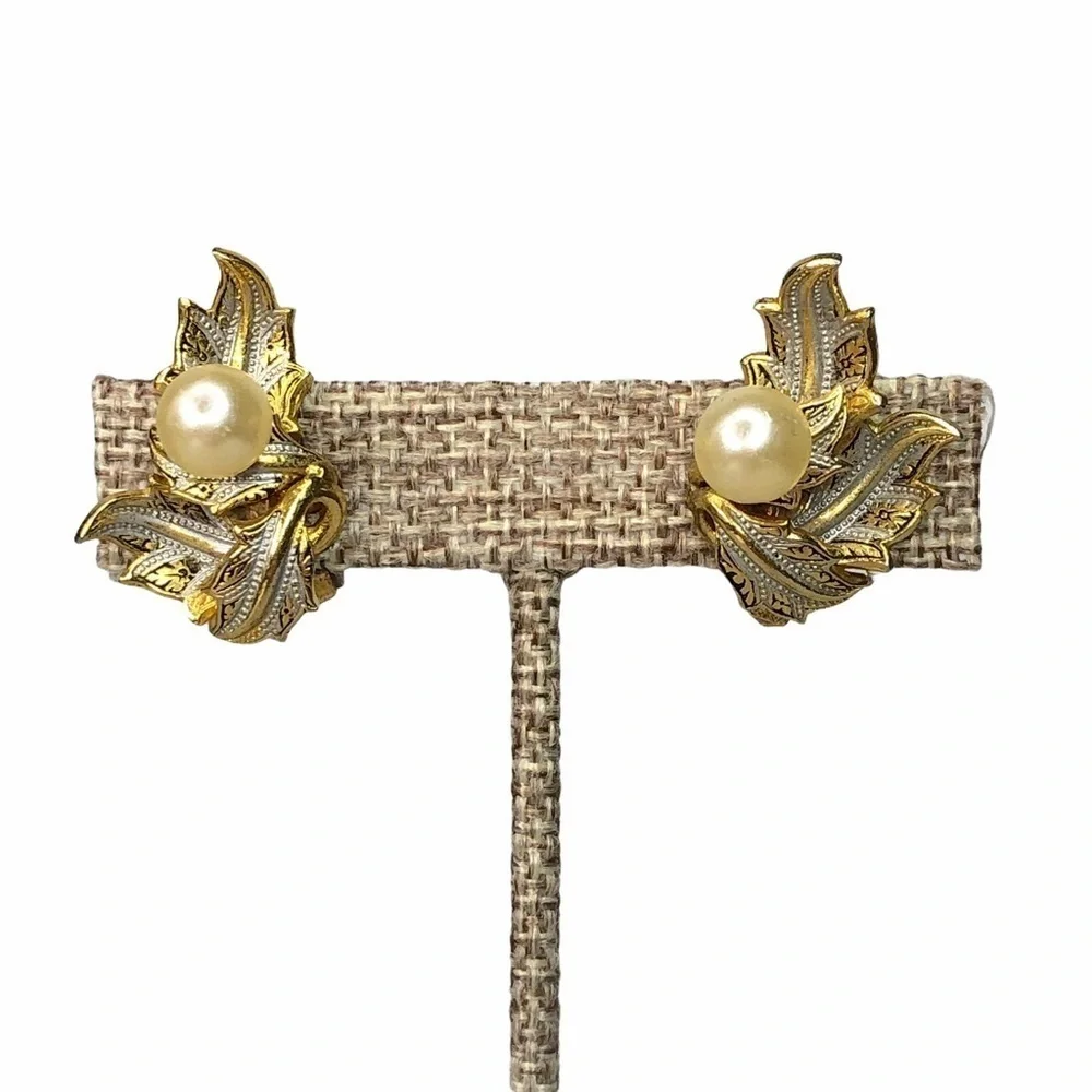 Vintage Damascene Arabesque Leaves Pear Clip-on